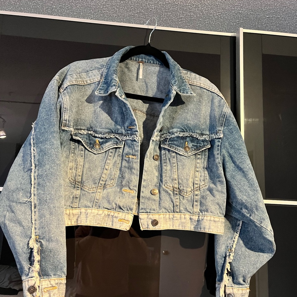 Free People Cropped Distressed Denim Jacket – Size XS